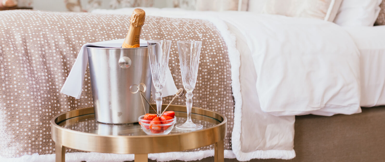 Anniversary celebration with flowers in a suite at Hotel Estheréa