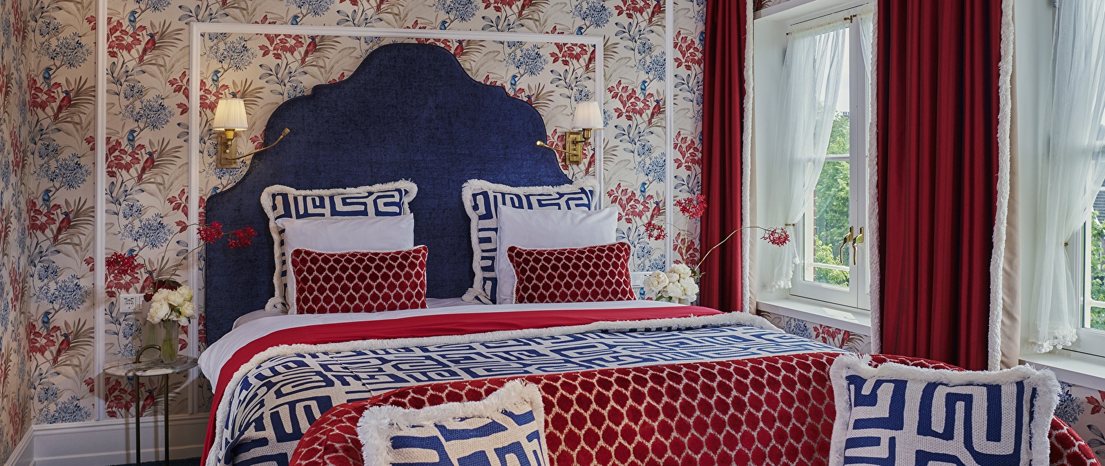 Canal room - red and blue bed details